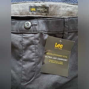 NWT Lee Regular Fit Tapered Leg Mid Rise. Size 18. Black